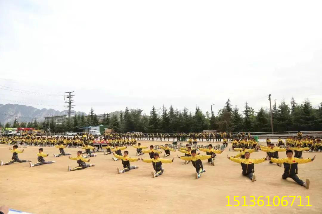 少林寺武术学校学生练习一字马