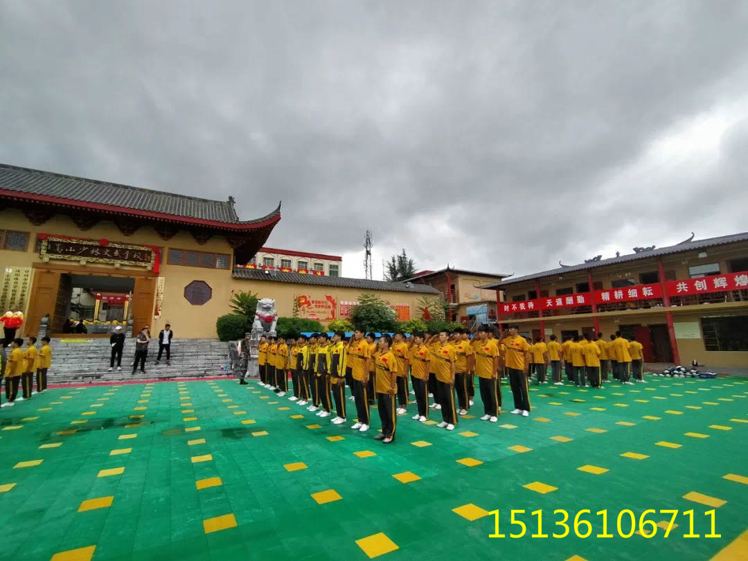 少林寺武术学校进行队列训练